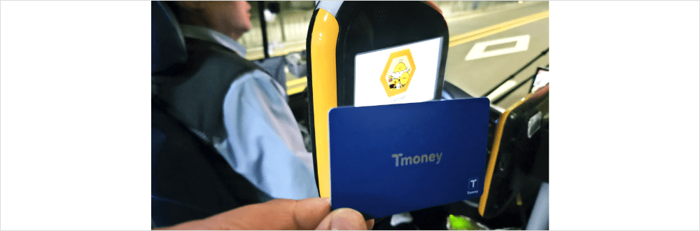 버스 이용시 교통카드를 터치하는 이미지