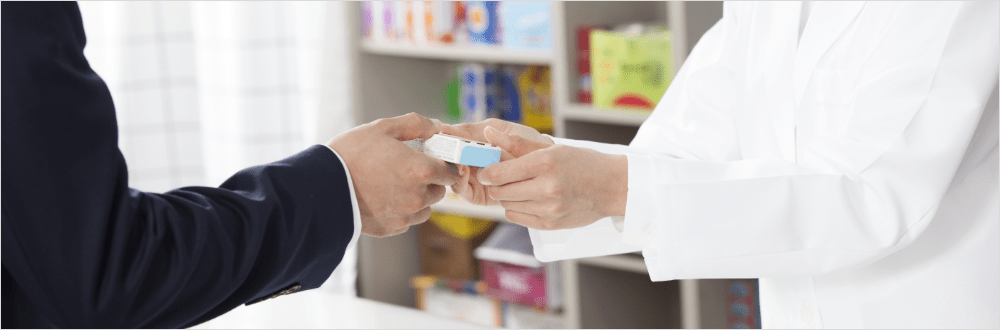 약국에서 약 처방받는 이미지